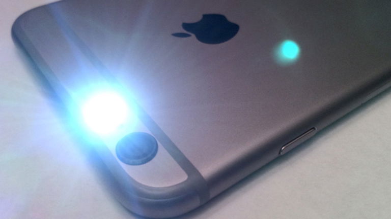 ¡Cuidado! El Flash de tu iPhone Podría Quemarte la Piel