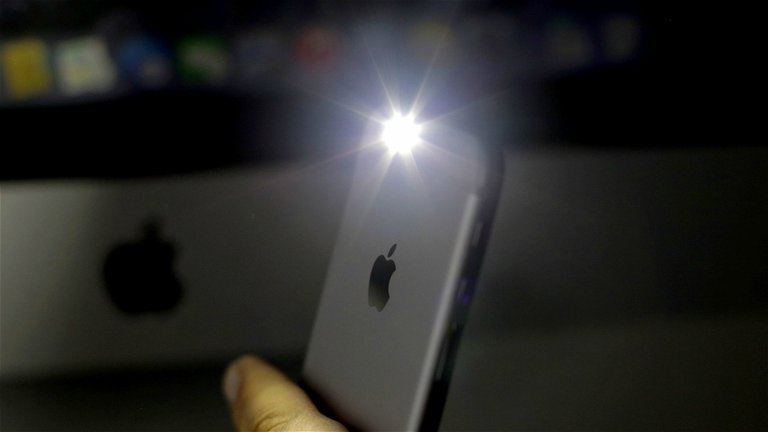 Cómo apagar la linterna de un iPhone sin tener que desbloquearlo