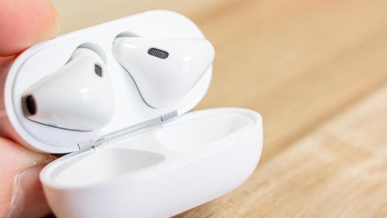 La gente pierde tantos AirPods en las vías del tren que han tenido que crear una herramienta especial para recuperarlos