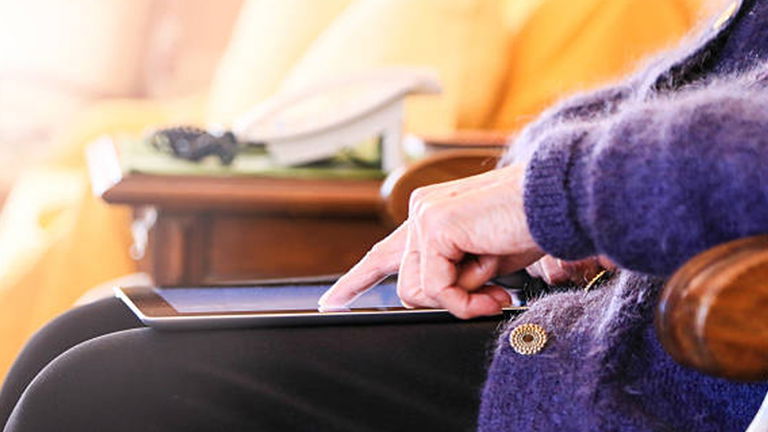 Le compró un iPad a su abuela de 82 años y ahora ella no puede vivir sin él