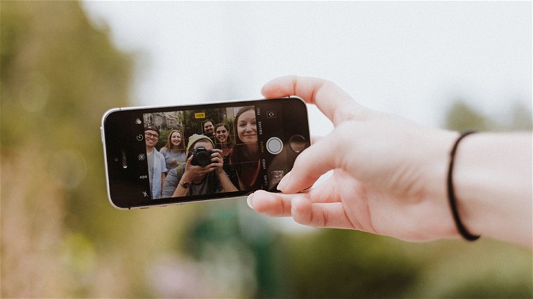 ¿Por qué la cámara delantera de tu iPhone invierte los selfies?