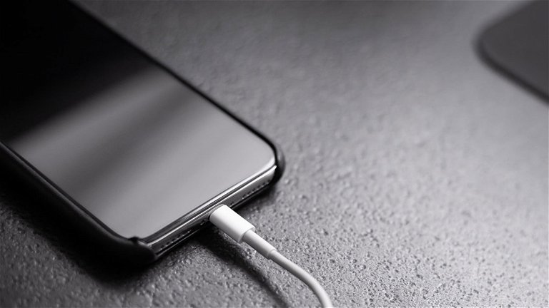 El primer paso hacia el iPhone sin puertos: Smart Battery Case sin Lightning