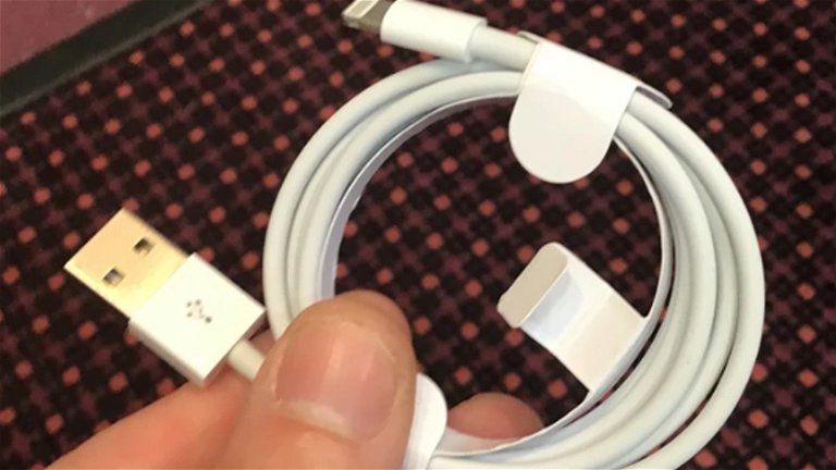 Un hombre corta el cordón umbilical de su bebé recién nacido con el cable del iPhone