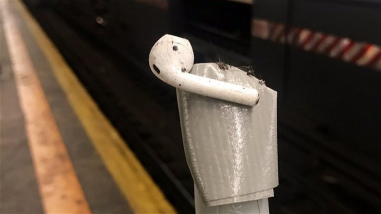 Los neoyorquinos pierden tantos AirPods en el metro que podrían tomar una curiosa medida
