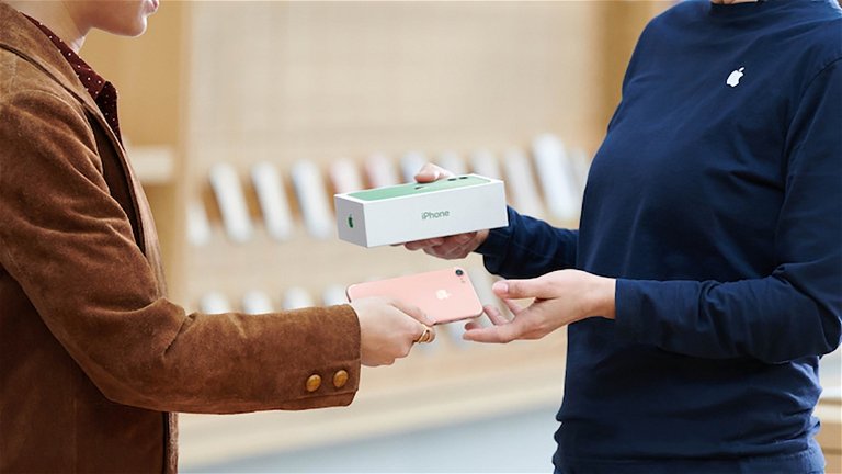 iPhone nuevos por 100 euros: reemplazó 1.000 iPhone falsos en las Apple Store