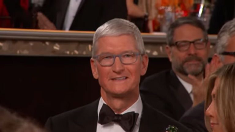 Tim Cook fue el blanco de las bromas de Ricky Gervais en los Globos de Oro