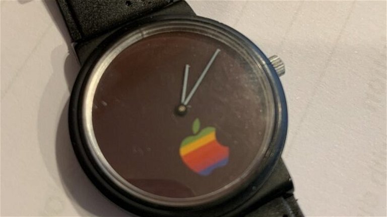 Abre una vieja caja con recuerdos y encuentra el primer y extraño Apple Watch de los 90