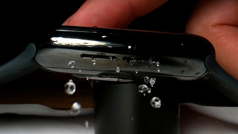 El Apple Watch expulsando agua de los altavoces a cámara super lenta es algo que tienes que ver