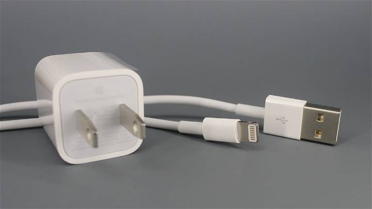 Apple inicia una encuesta a los usuarios de iPhone sobre el cargador de la caja