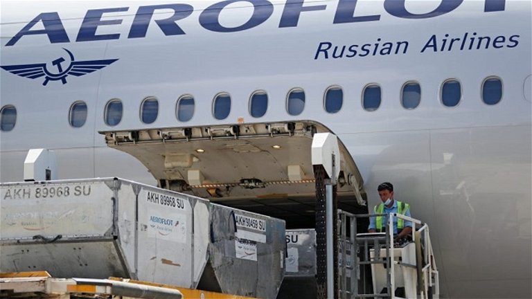 La tripulación de una aerolínea rusa acusada de ganar 50 millones de dólares por contrabando de iPhone