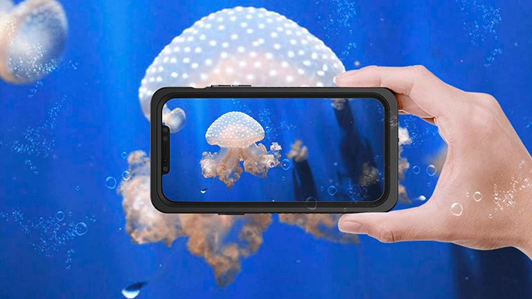 Sumerge tu iPhone 12 sin preocuparte con este funda impermeable