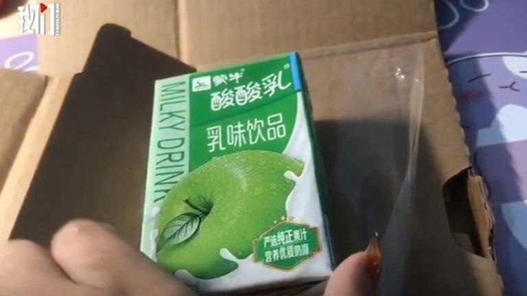 Compra un iPhone por 1.500 dólares, y le envían un yogur de sabor a manzana