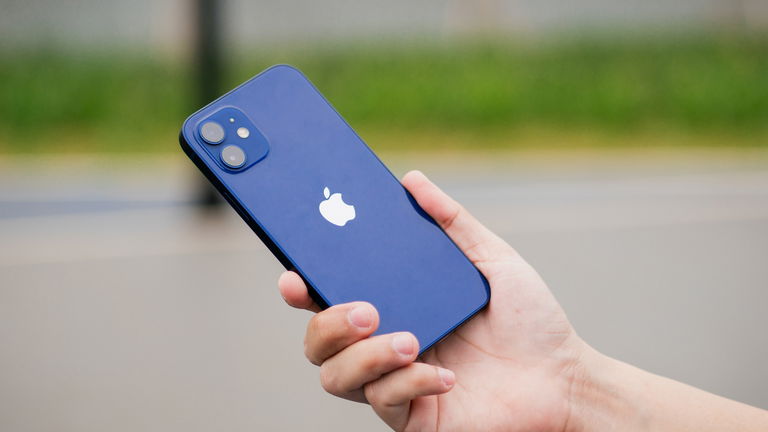 Amazon tira el precio del iPhone 12 por debajo de los 700 euros