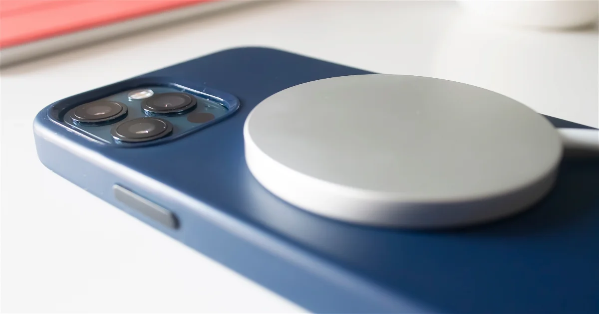 deja rebajadísmo hoy el cargador MagSafe oficial de Apple antes del  estreno del iPhone 15
