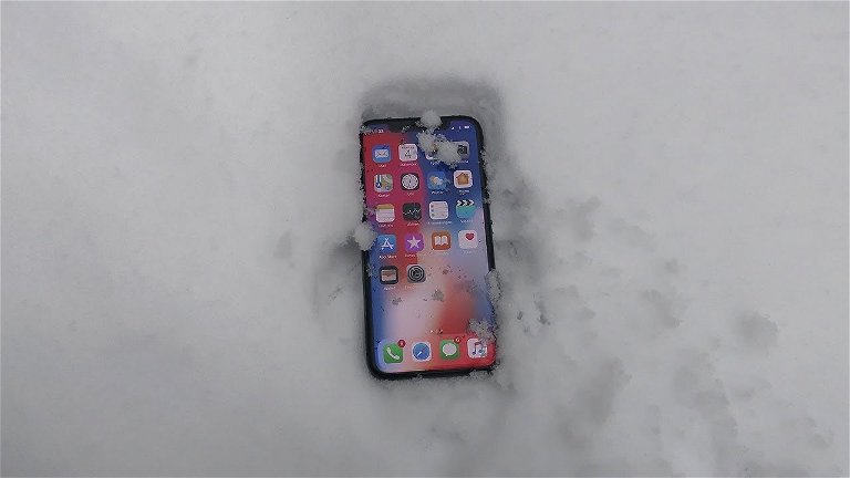 Este hombre se lanza a un lago helado para recuperar un iPhone