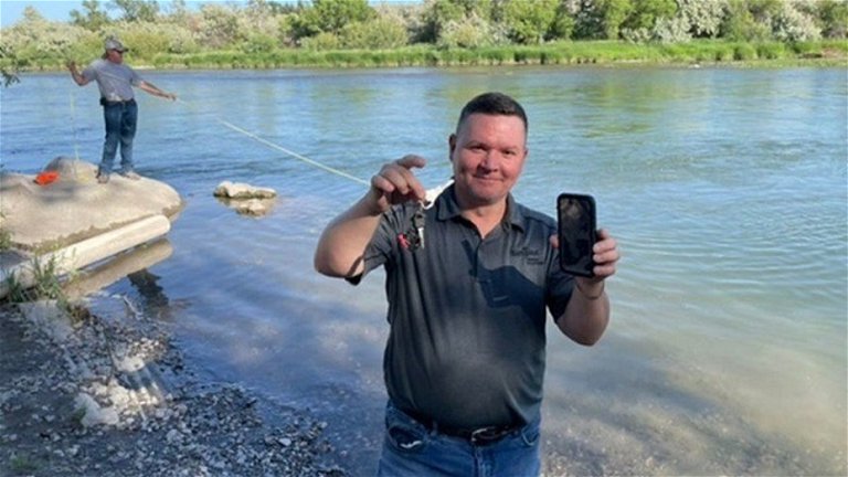 Encuentran un iPhone en un río que llevaba 3 días reproduciendo la alarma