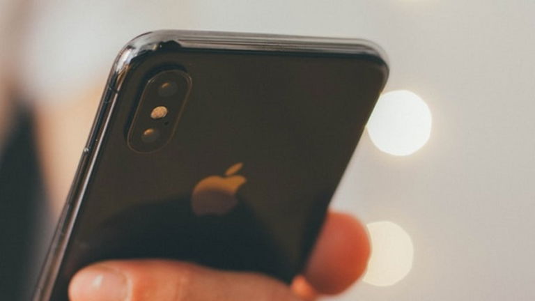 Un iPhone X sobrevive tras caer desde una avioneta a 3000 metros de altura