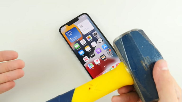 iPhone 13 Pro contra un martillo: el test de resistencia más bestia