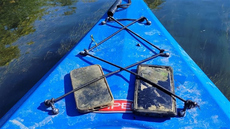 Encuentra un iPhone y un Android en un lago: solo el iPhone sobrevivió bajo el agua