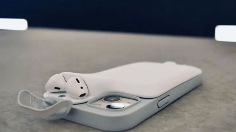 La funda-batería para iPhone más loca que también carga los AirPods