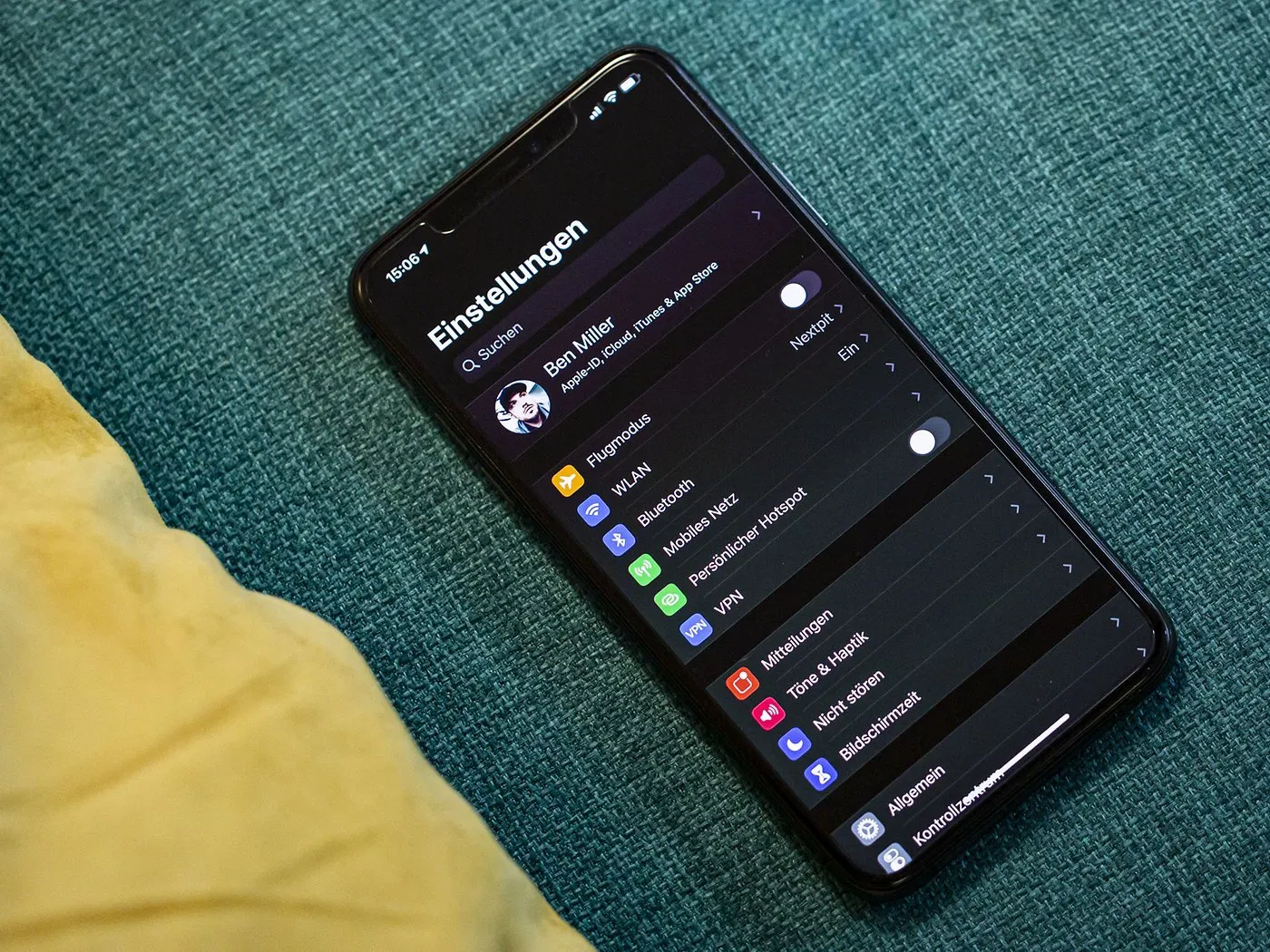 How to force dark mode in any iPhone app - Gearrice