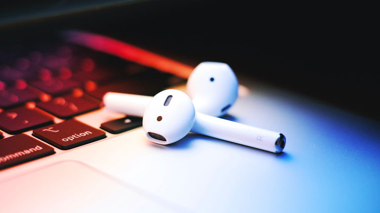 "Oye Siri" y los AirPods salvan a una mujer tras una dura caída