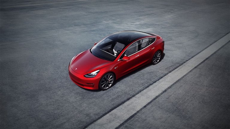 Consiguen usar CarPlay en un Tesla usando... Android