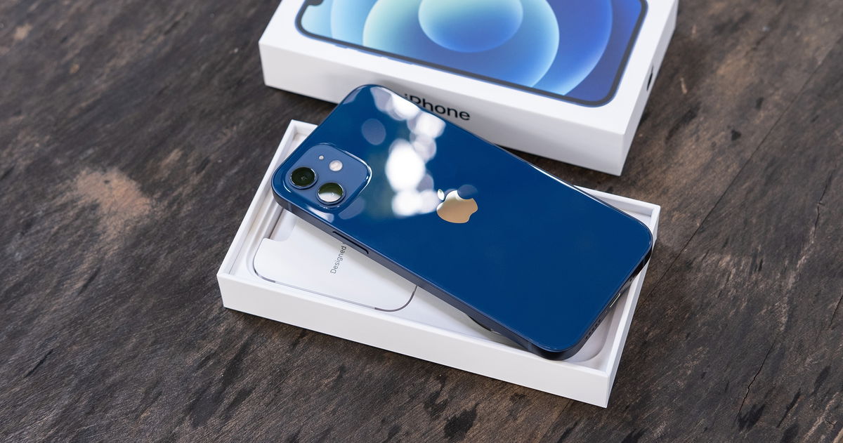 Apple tendrá que pagar 1.000 dólares a un cliente por no incluir el cargador del iPhone en la caja Apple tendrá que pagar 1.000 dólares a un cliente por no incluir el cargador del iPhone en la caja