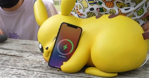 Este Pikachu de tamaño real es capaz de cargar tu iPhone