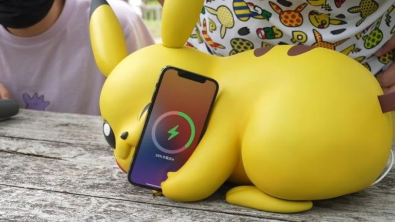 Este Pikachu de tamaño real es capaz de cargar tu iPhone