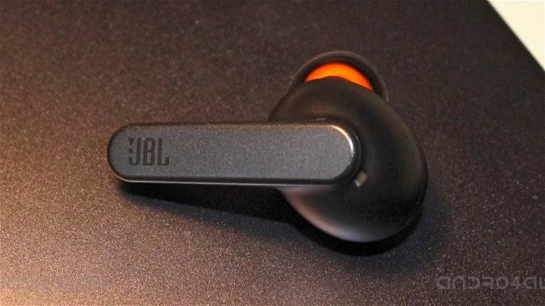 28 horas de batería y cancelación de ruido adaptativa: estos auriculares JBL caen a la mitad