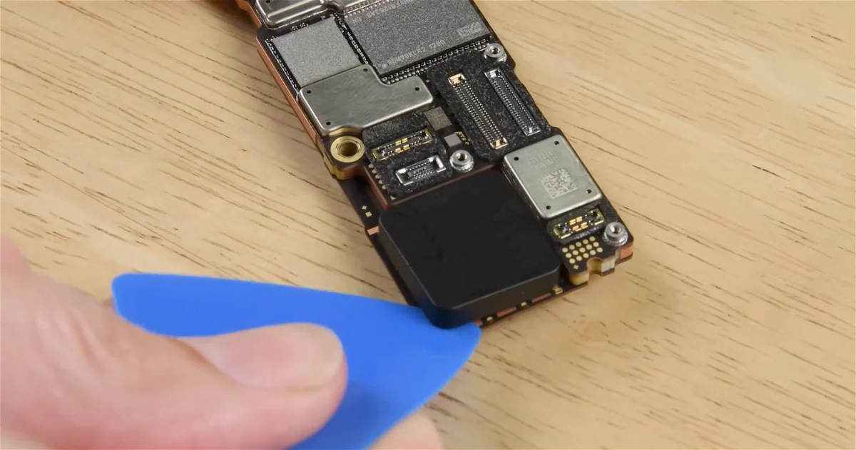 Un plástico negro reemplaza la bandeja SIM en los iPhone 14 de EE. UU.