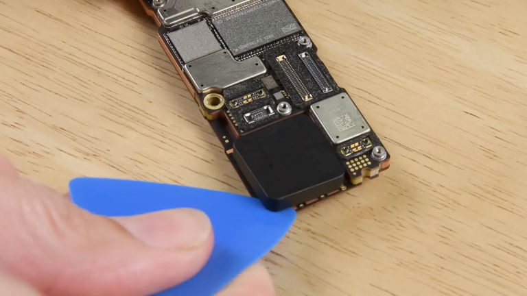 A black plastic replaces the SIM tray of the US iPhone 14