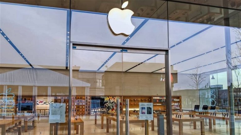 Un coche se estrella contra una Apple Store en Boston