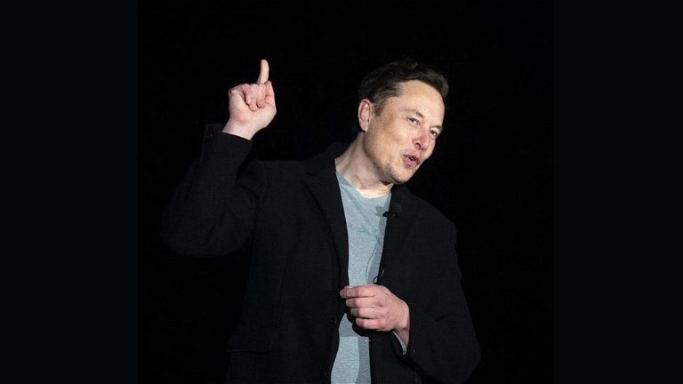Elon Musk "amenaza" con lanzar su propio smartphone para competir con iPhone y Android