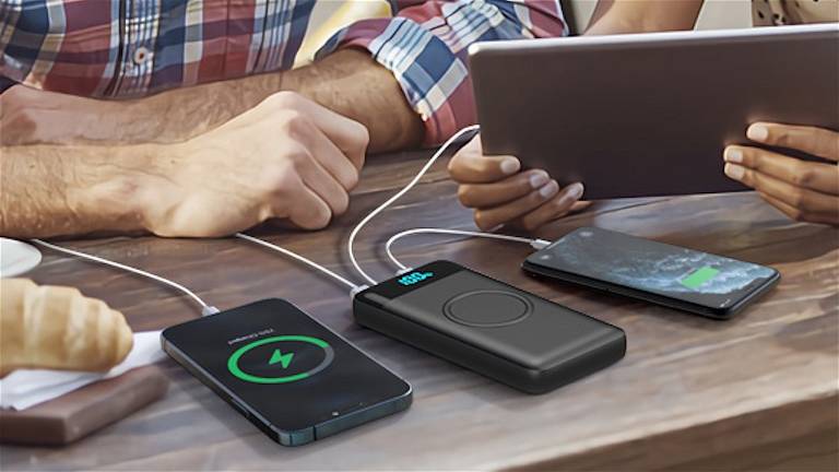 This 30,800 mAh external battery and wireless charging is on sale on Amazon