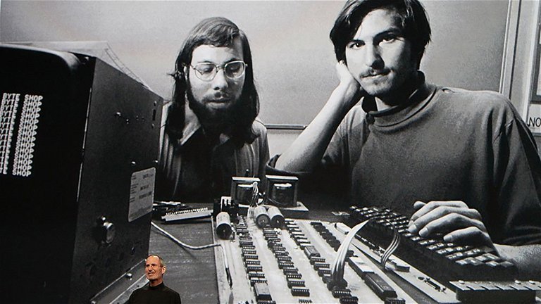 Apple no habría existido sin este "negocio ilegal" de Steve Jobs y Steve Wozniak