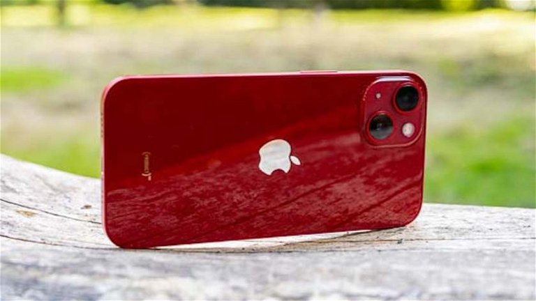 Hasta 270 euros de descuento en este iPhone 13 rojo de 128 GB