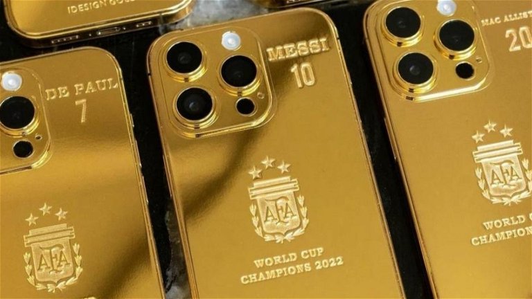 This is the gold iPhone 14 Pro that Messi gave to his Argentina teammates