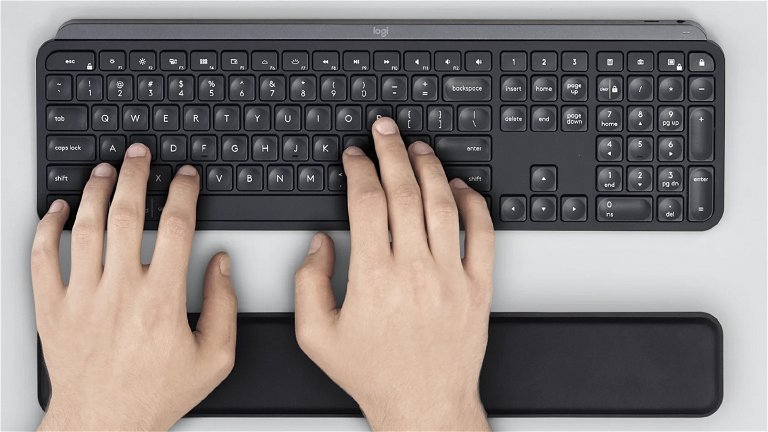 El teclado inalámbrico de Logitech con retroiluminación y USB-C está a mitad de precio por tiempo limitado