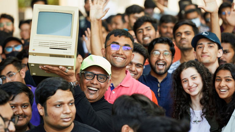 Esta fue la reacción de Tim Cook cuando un cliente llevó un antiguo Macintosh a una Apple Store