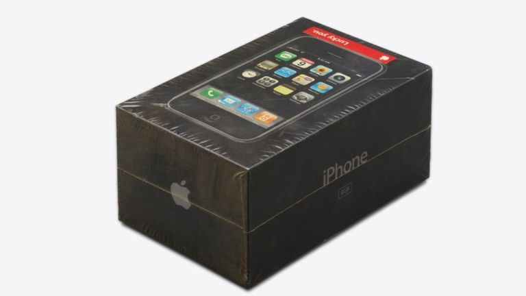 Este iPhone original sellado con una extraña pegatina alcanzó esta increíble suma en una subasta