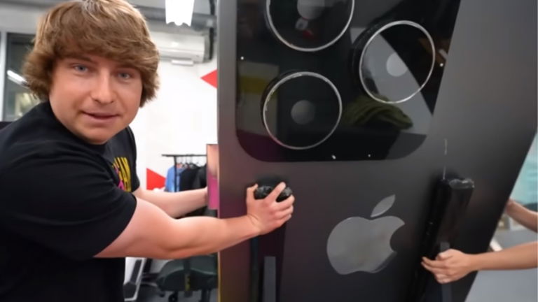 Construyen el iPhone más grande del mundo con una pantalla de más de 70 pulgadas