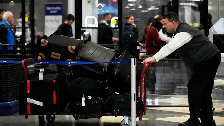 Una aerolínea le mintió sobre el paradero de su maleta, pero su AirTag indicaba la ubicación real...