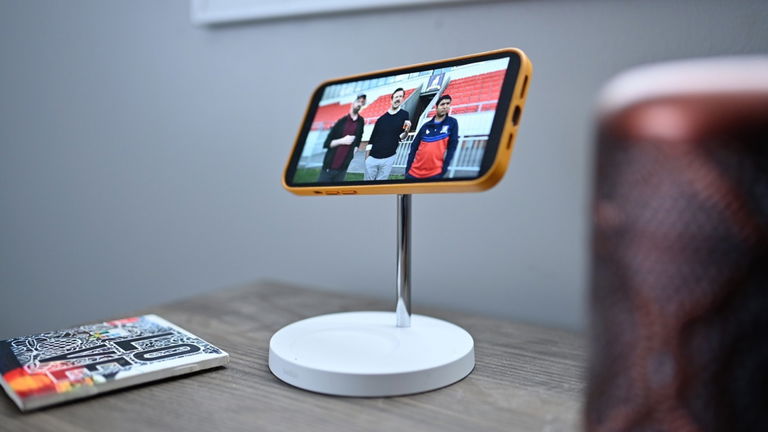 Esta elegante base de carga inalámbrica permite cargar iPhone y AirPods al mismo tiempo