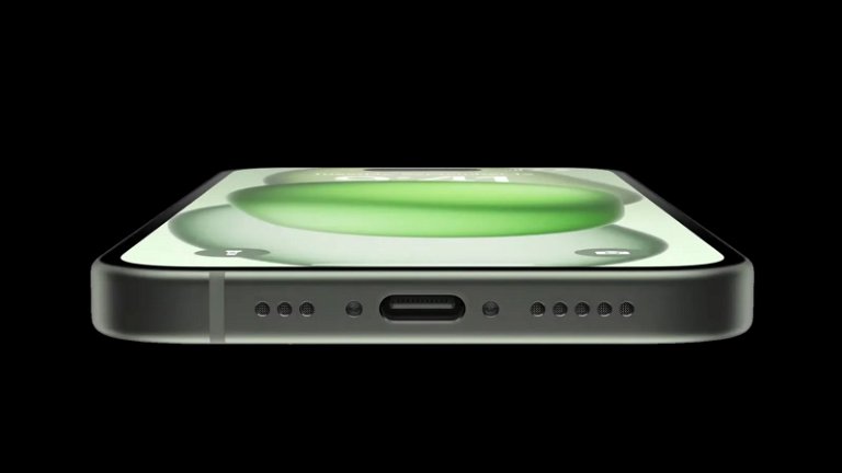 El puerto USB-C del iPhone 15 puede cargar unos AirPods o un Apple Watch