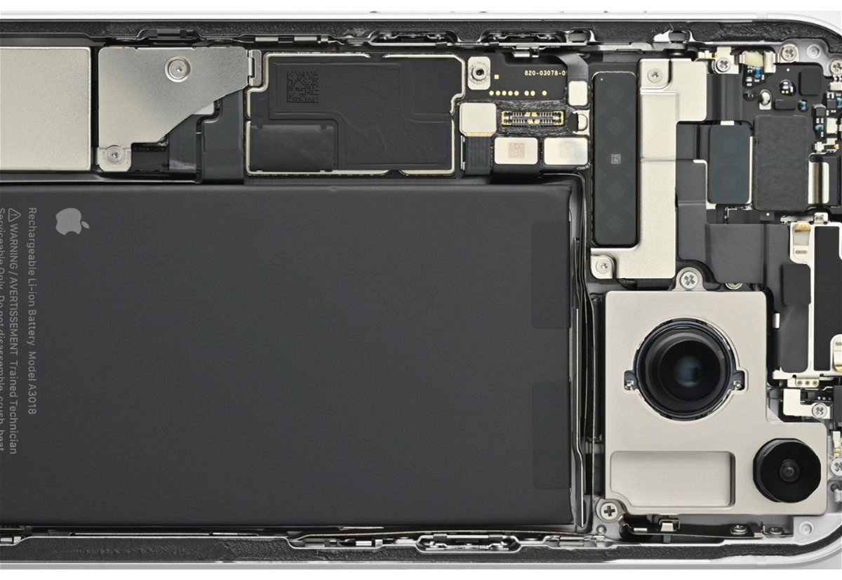 Los componentes del iPhone 15 analizados bajo el microscopio