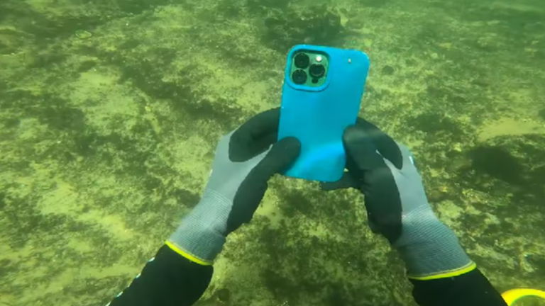 Encuentra un iPhone en el fondo del río mientras buscaba tesoros y lo devuelve a su legítimo dueño