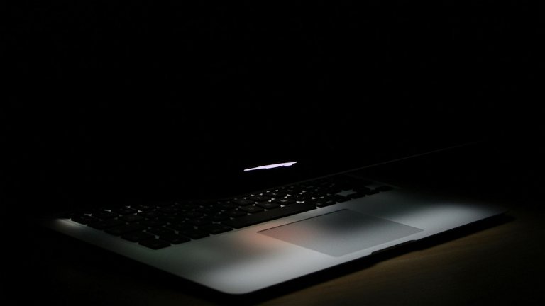 Apple patenta un futurista MacBook de cristal con pantalla táctil
