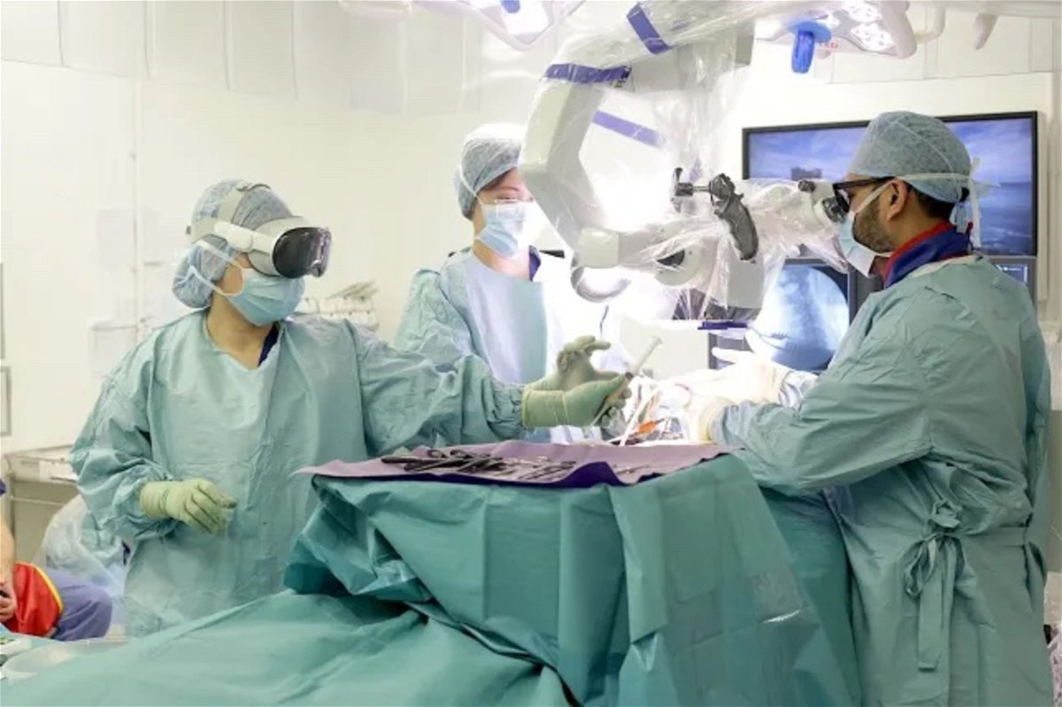 El Apple Vision Pro utilizado con éxito en dos operaciones quirúrgicas &quot;para eliminar el error humano&quot;
